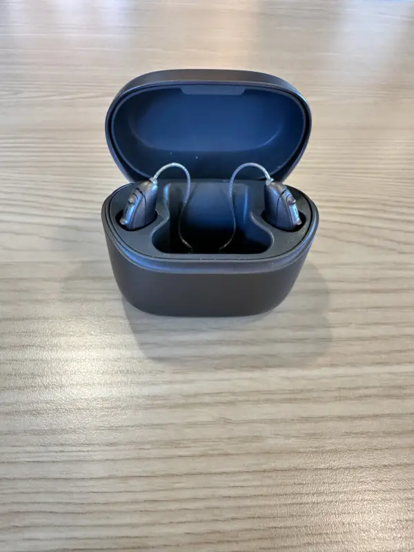 used unitron moxi vivante hearing aids in charger